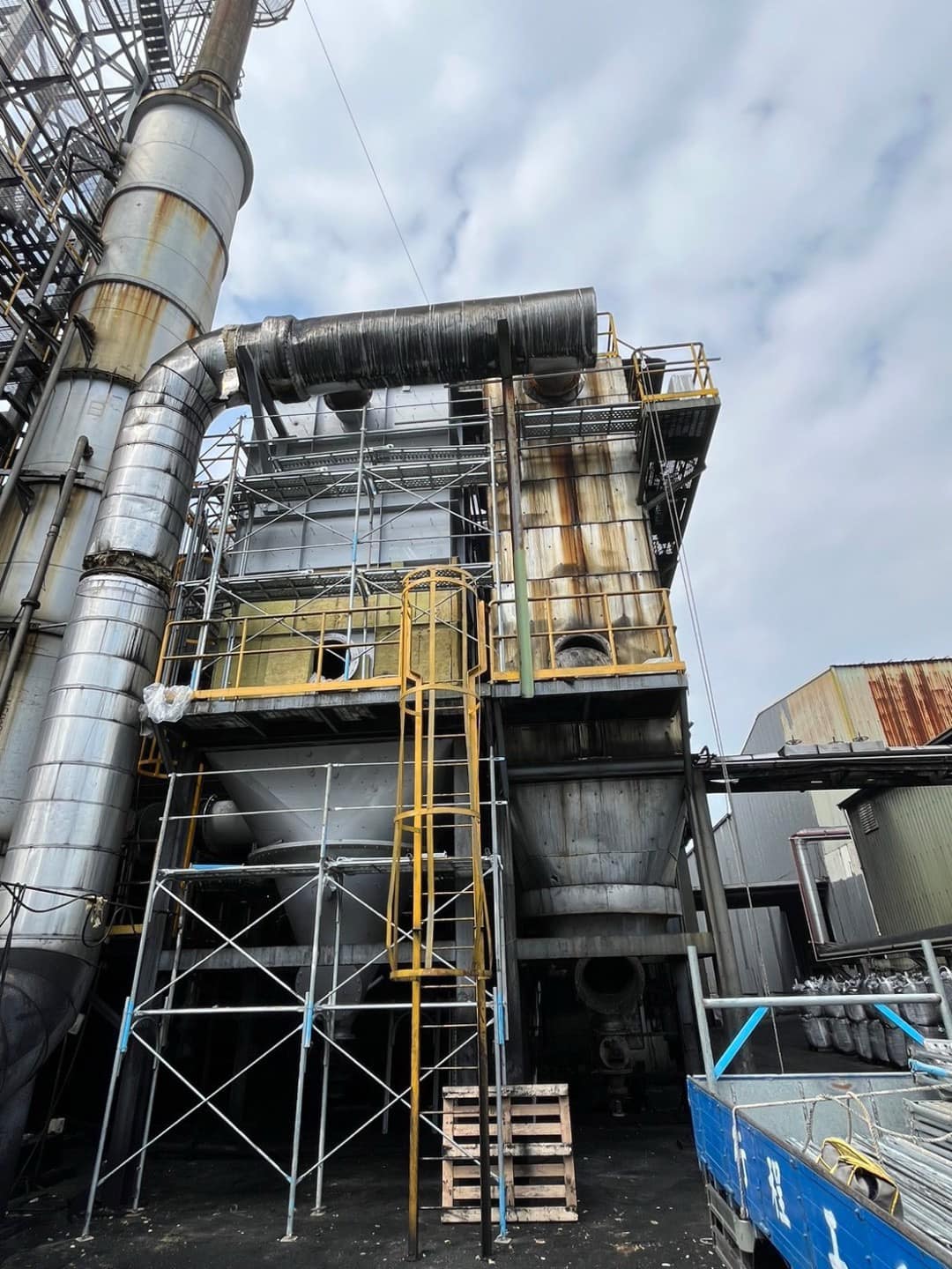 高雄工廠外牆與管線周邊鷹架搭設