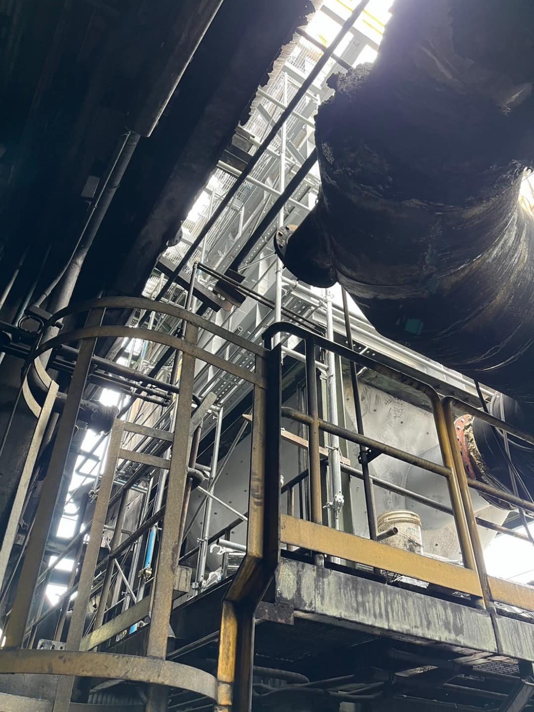 高雄工廠外牆與管線周邊鷹架搭設