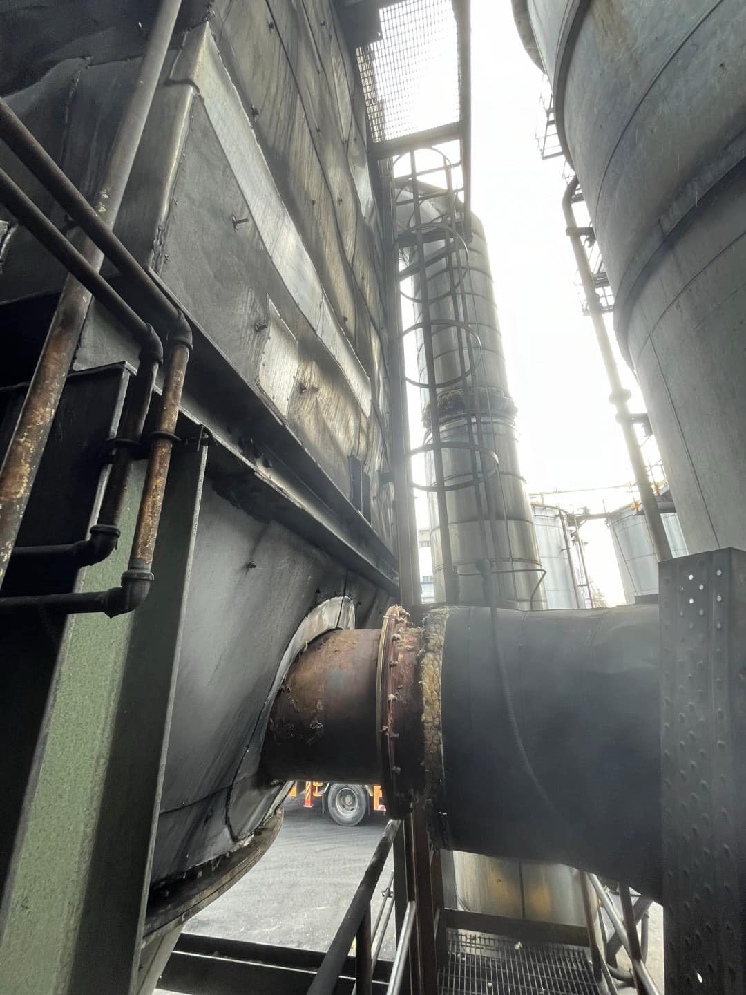 高雄工廠外牆與管線周邊鷹架搭設