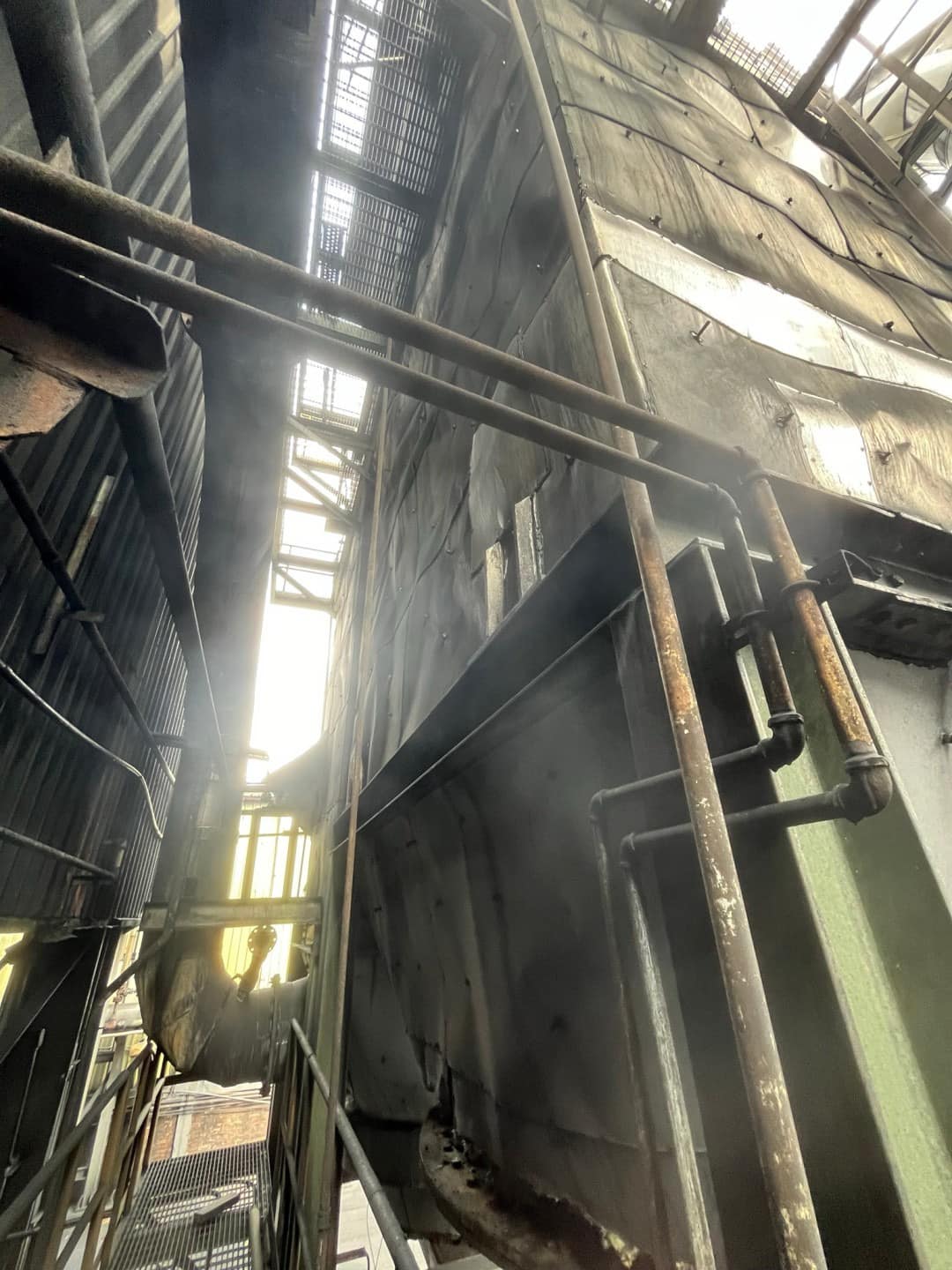 高雄工廠外牆與管線周邊鷹架搭設