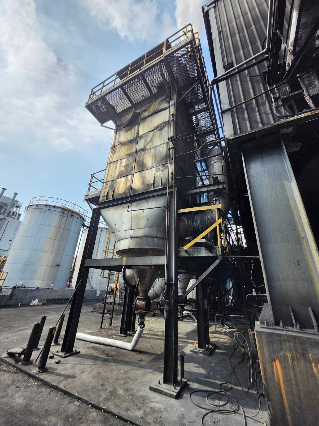 高雄工廠外牆與管線周邊鷹架搭設