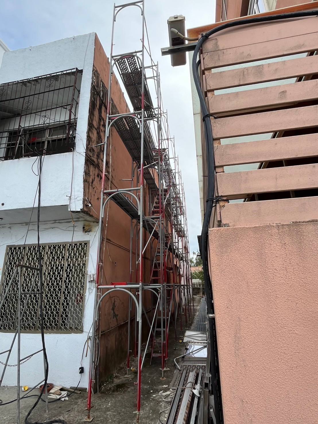 高雄老屋側邊外牆鷹架搭設