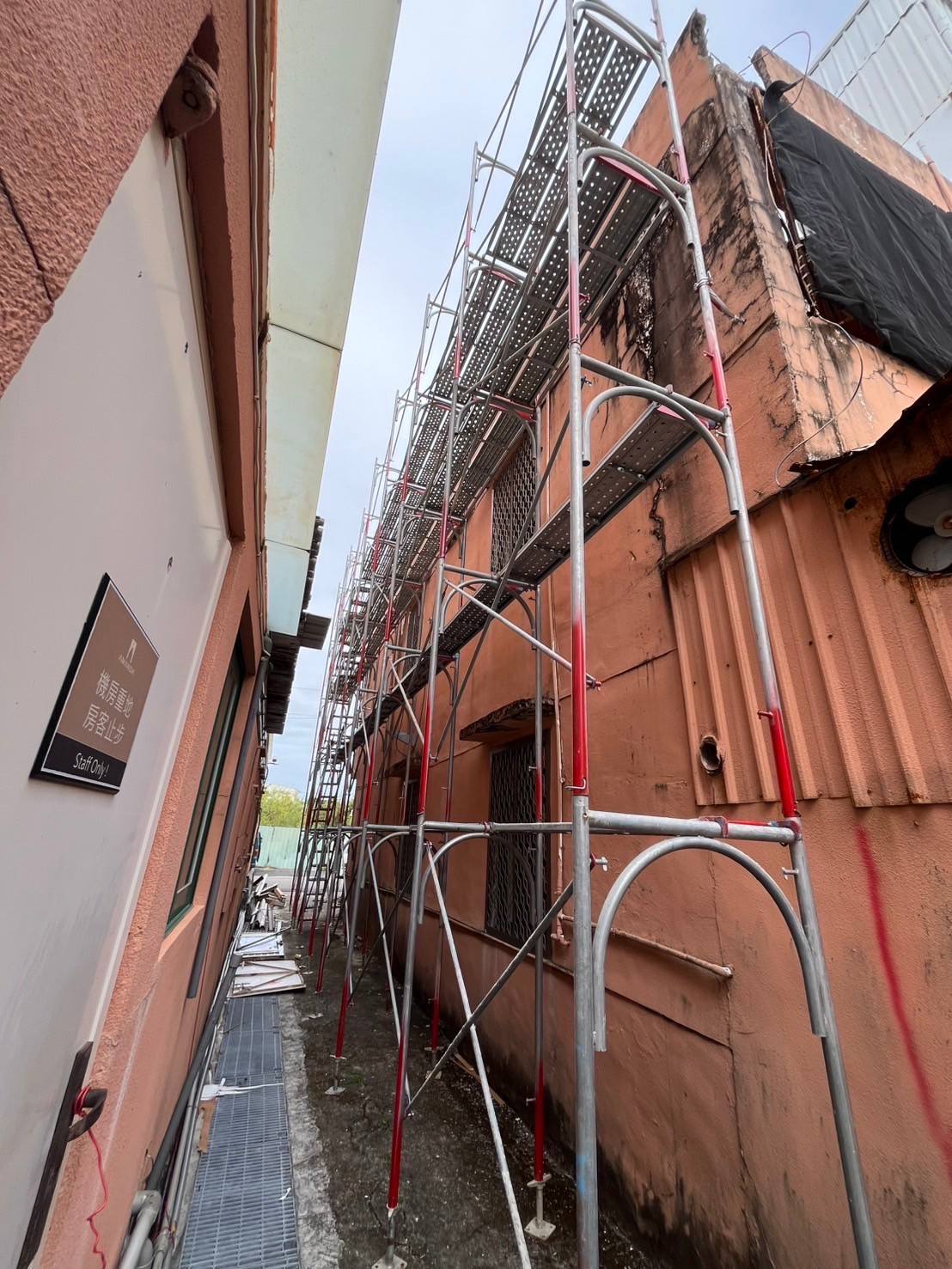 高雄老屋側邊外牆鷹架搭設
